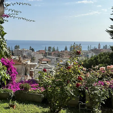Le Rose Di Emma Tatil Evi Bordighera
